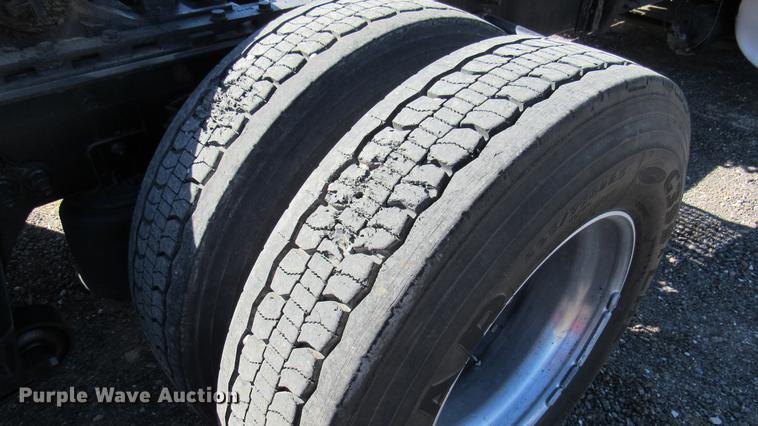 image for item DC2189 2007 International 9200i semi truck