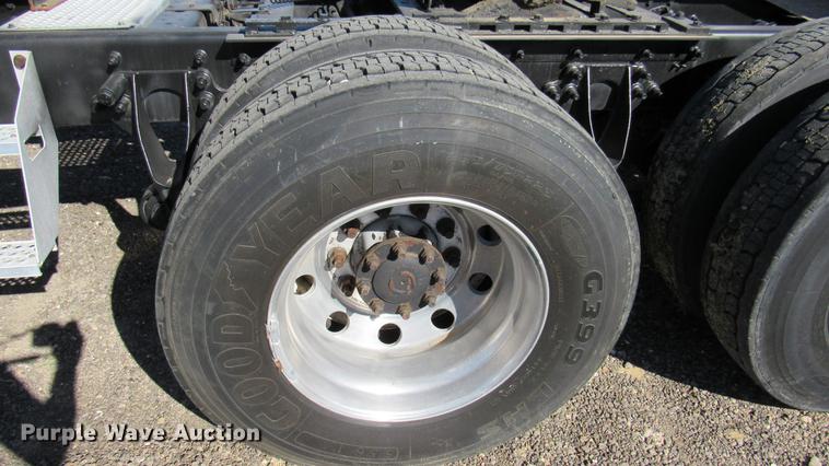 image for item DC2189 2007 International 9200i semi truck