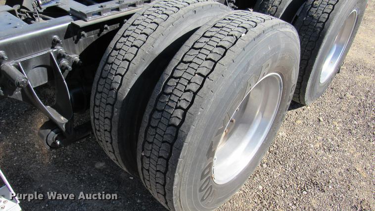 image for item DC2189 2007 International 9200i semi truck