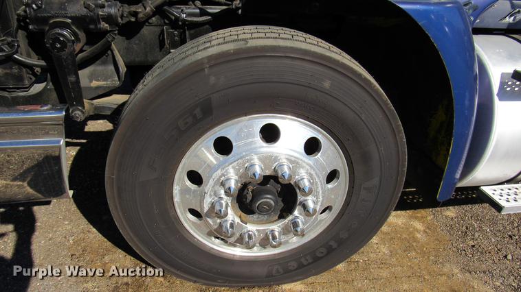 image for item DC2189 2007 International 9200i semi truck