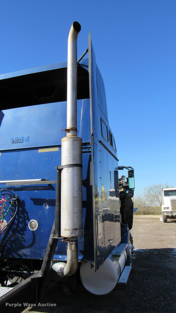 image for item DC2189 2007 International 9200i semi truck