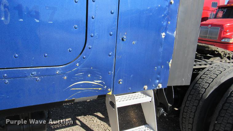 image for item DC2189 2007 International 9200i semi truck