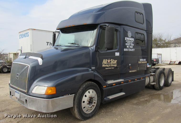 image for item DC2190 2001 Volvo VNL semi truck