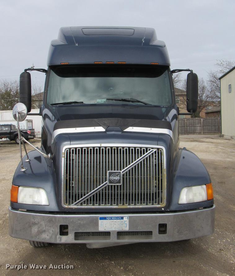 image for item DC2190 2001 Volvo VNL semi truck