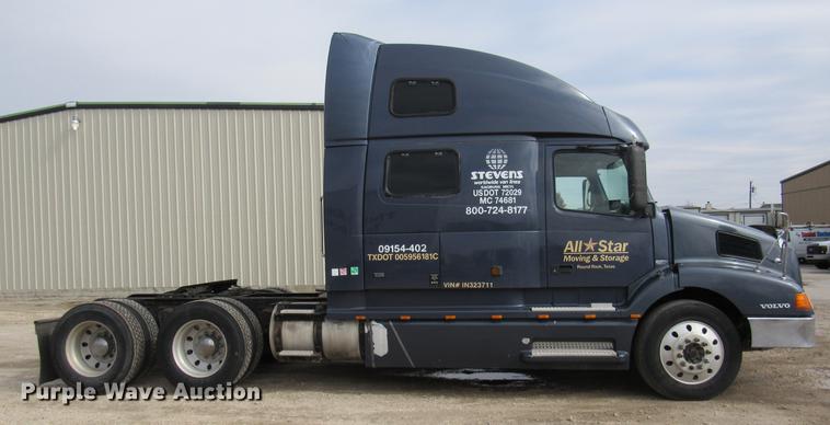 image for item DC2190 2001 Volvo VNL semi truck