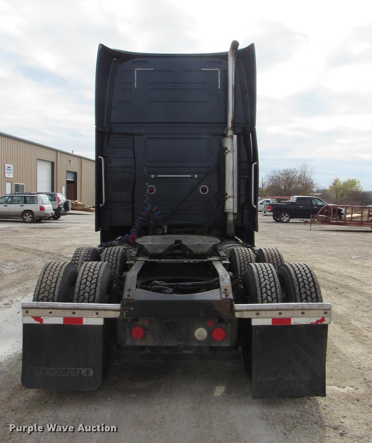 image for item DC2190 2001 Volvo VNL semi truck