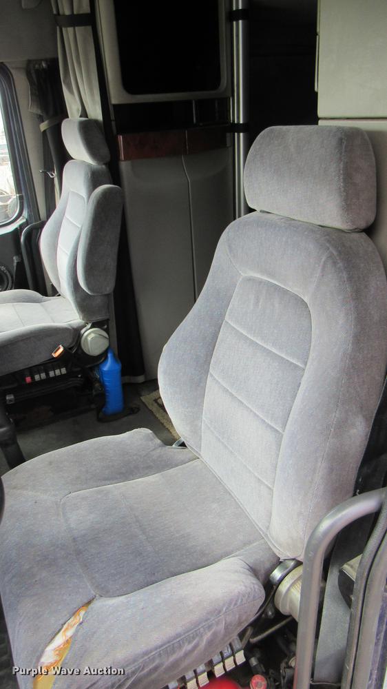 image for item DC2190 2001 Volvo VNL semi truck