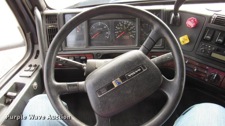 image for item DC2190 2001 Volvo VNL semi truck