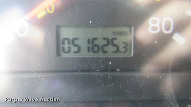 image for item DC2190 2001 Volvo VNL semi truck