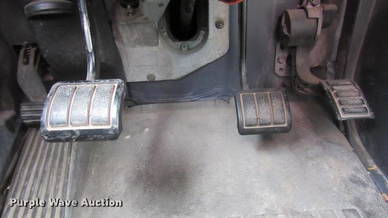 image for item DC2190 2001 Volvo VNL semi truck