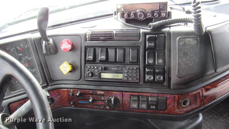 image for item DC2190 2001 Volvo VNL semi truck