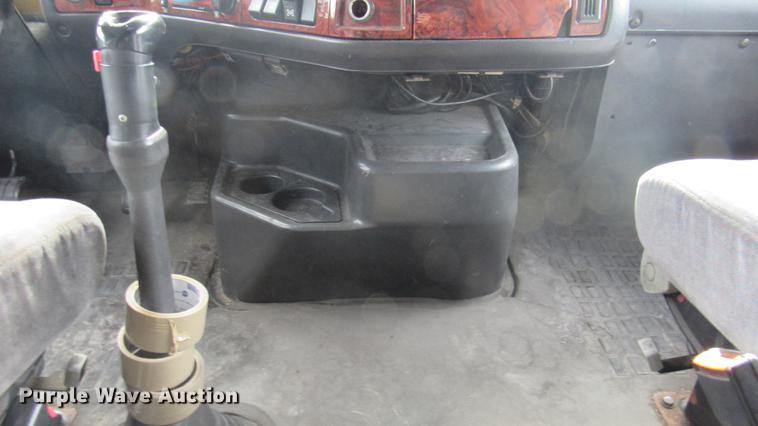 image for item DC2190 2001 Volvo VNL semi truck