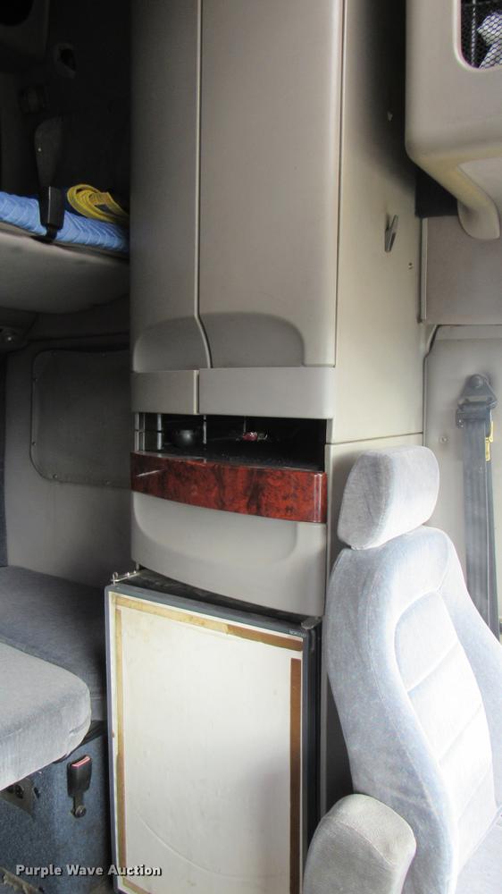 image for item DC2190 2001 Volvo VNL semi truck