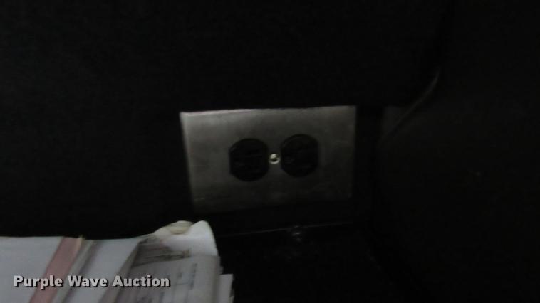 image for item DC2190 2001 Volvo VNL semi truck