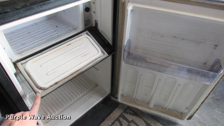 image for item DC2190 2001 Volvo VNL semi truck