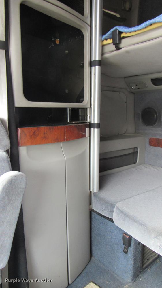 image for item DC2190 2001 Volvo VNL semi truck