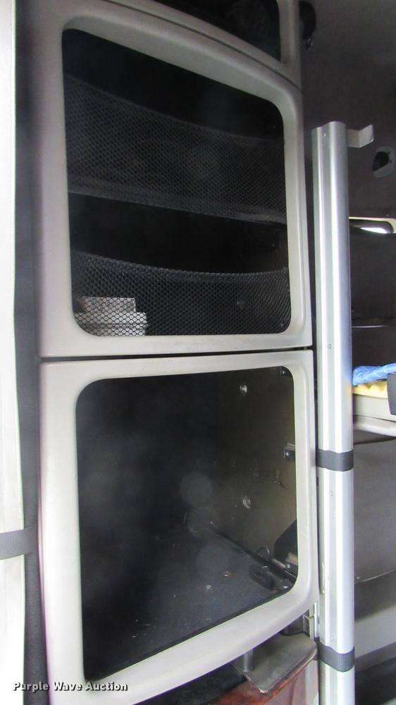 image for item DC2190 2001 Volvo VNL semi truck