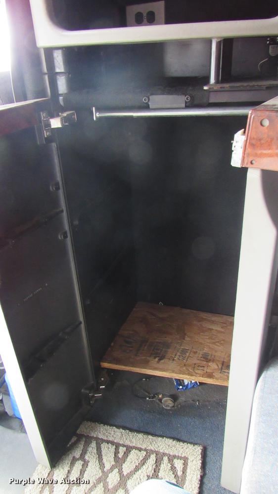 image for item DC2190 2001 Volvo VNL semi truck