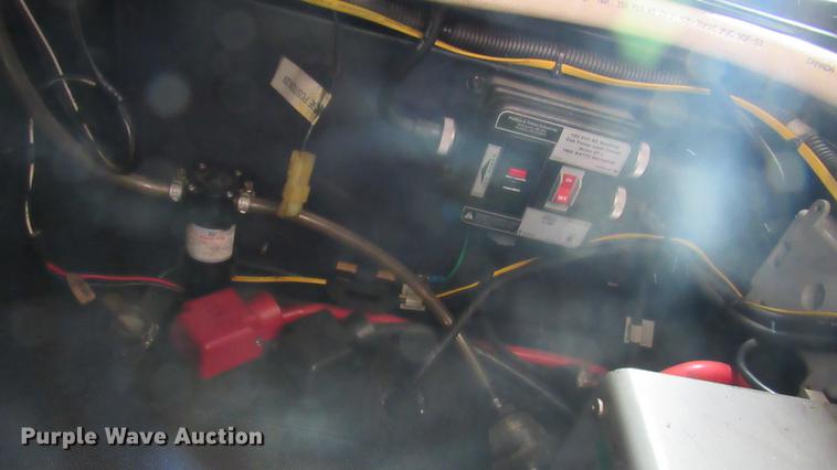 image for item DC2190 2001 Volvo VNL semi truck