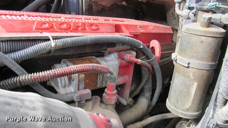 image for item DC2190 2001 Volvo VNL semi truck