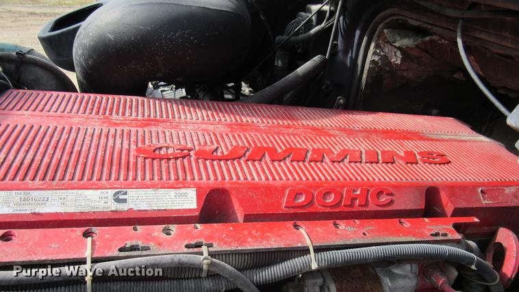 image for item DC2190 2001 Volvo VNL semi truck