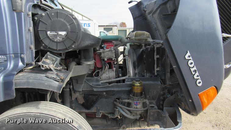 image for item DC2190 2001 Volvo VNL semi truck