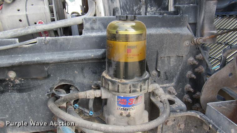 image for item DC2190 2001 Volvo VNL semi truck