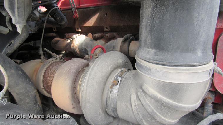 image for item DC2190 2001 Volvo VNL semi truck