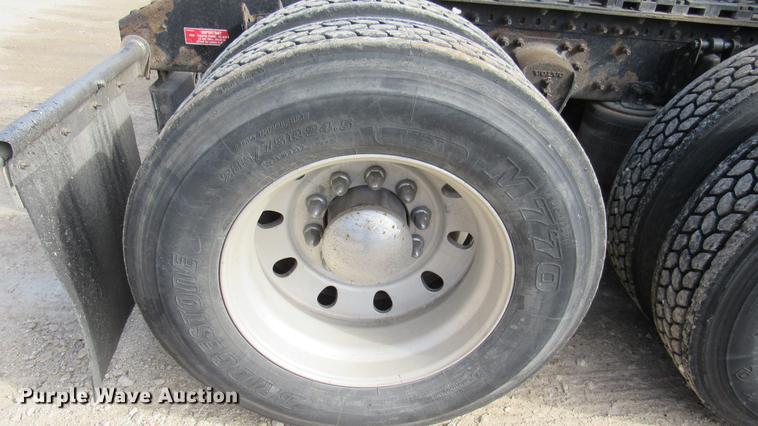 image for item DC2190 2001 Volvo VNL semi truck