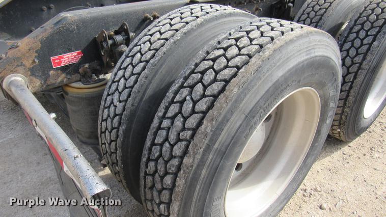 image for item DC2190 2001 Volvo VNL semi truck