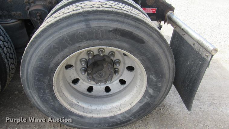 image for item DC2190 2001 Volvo VNL semi truck