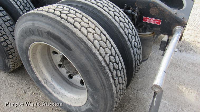 image for item DC2190 2001 Volvo VNL semi truck