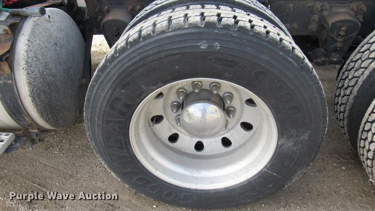 image for item DC2190 2001 Volvo VNL semi truck