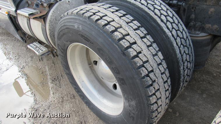 image for item DC2190 2001 Volvo VNL semi truck