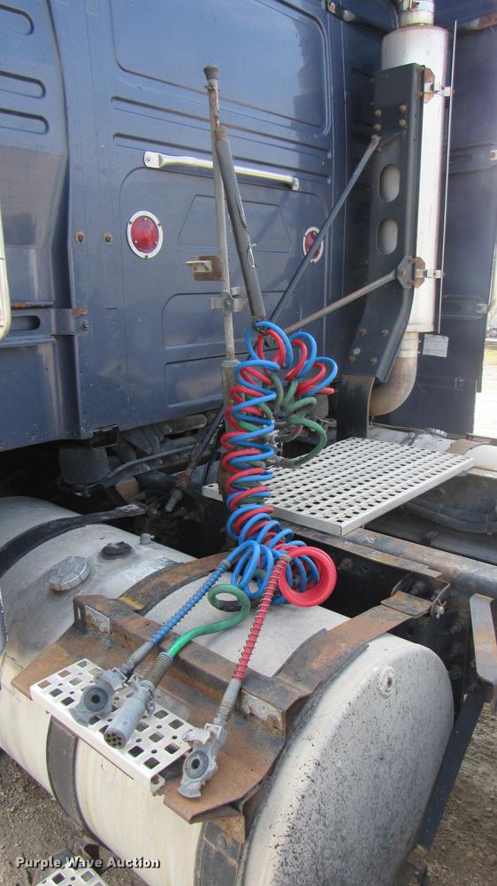 image for item DC2190 2001 Volvo VNL semi truck