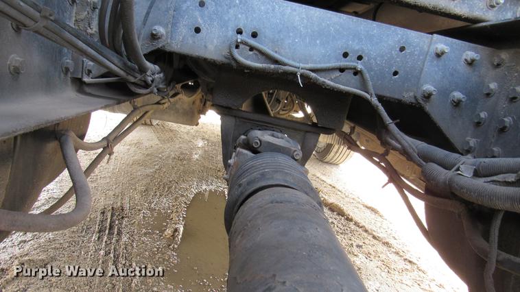 image for item DC2190 2001 Volvo VNL semi truck