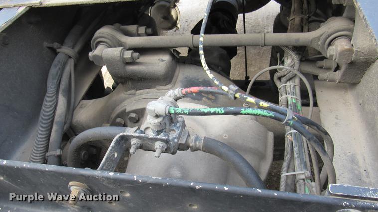 image for item DC2190 2001 Volvo VNL semi truck