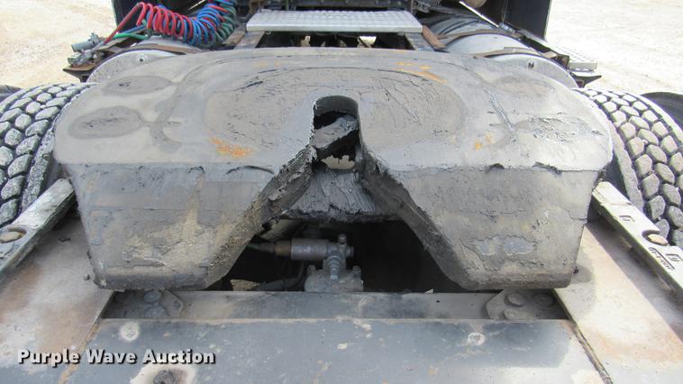 image for item DC2190 2001 Volvo VNL semi truck