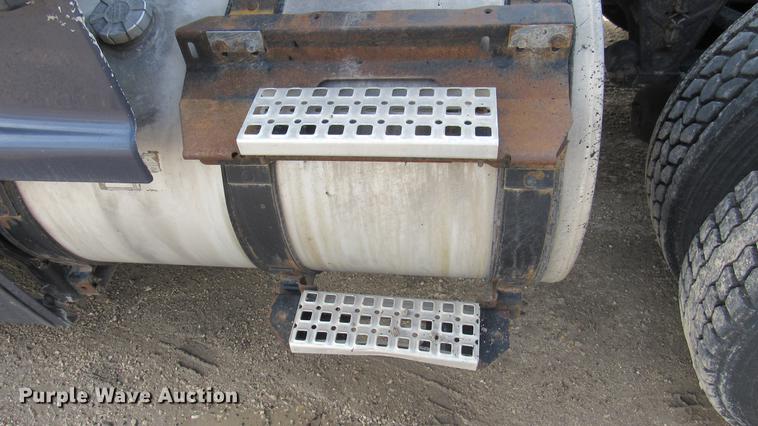 image for item DC2190 2001 Volvo VNL semi truck