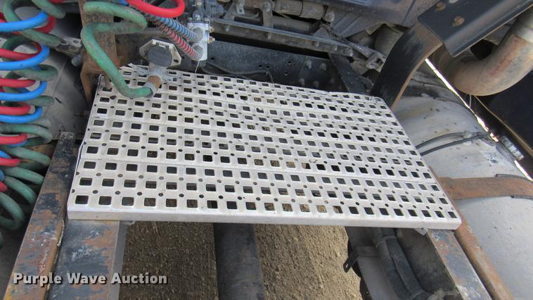 image for item DC2190 2001 Volvo VNL semi truck