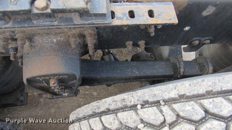 image for item DC2190 2001 Volvo VNL semi truck