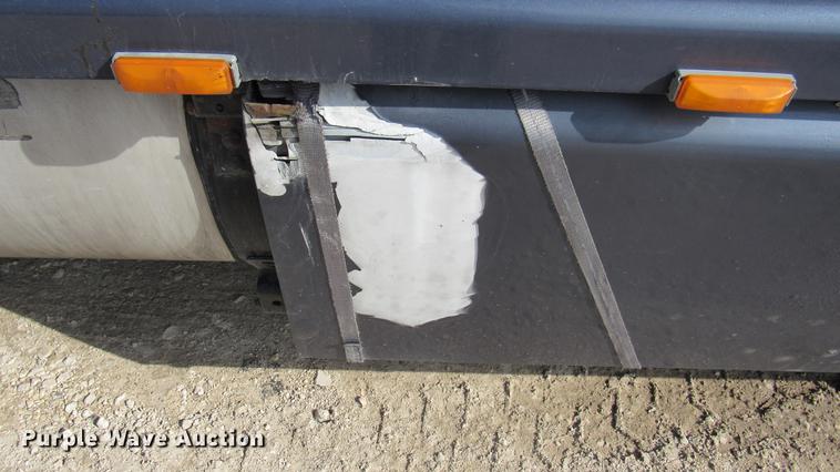 image for item DC2190 2001 Volvo VNL semi truck