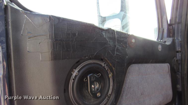 image for item DC2190 2001 Volvo VNL semi truck