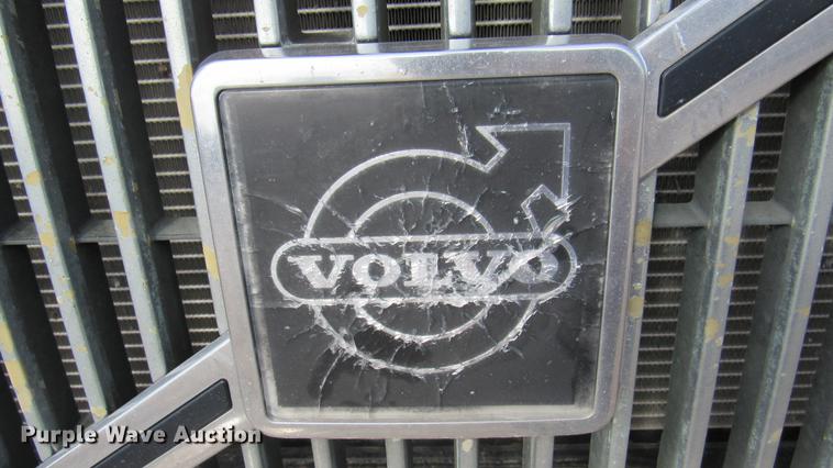 image for item DC2190 2001 Volvo VNL semi truck