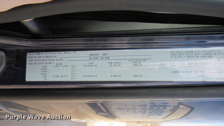 image for item DC2190 2001 Volvo VNL semi truck
