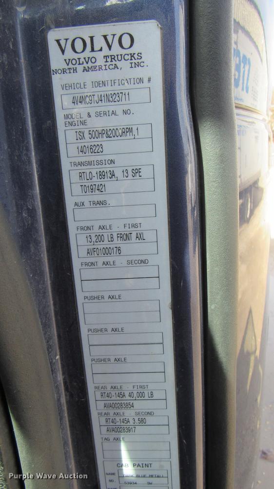 image for item DC2190 2001 Volvo VNL semi truck