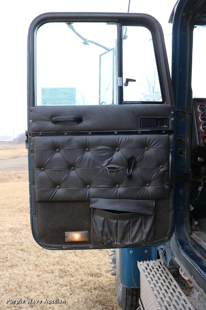 image for item DC3563 1997 International 9300 semi truck