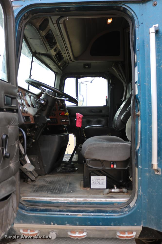 image for item DC3563 1997 International 9300 semi truck