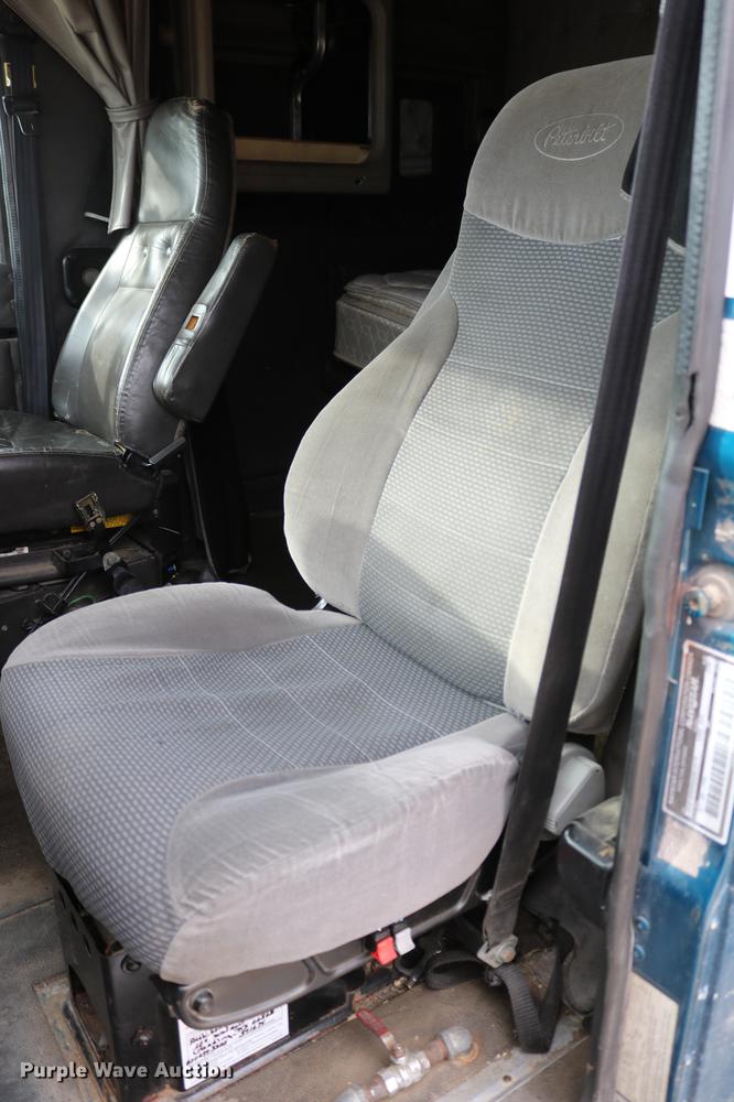 image for item DC3563 1997 International 9300 semi truck