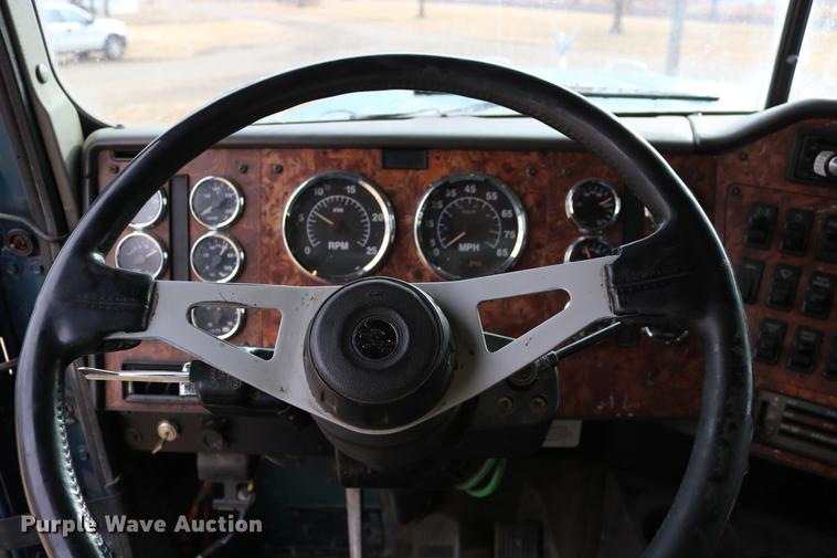 image for item DC3563 1997 International 9300 semi truck